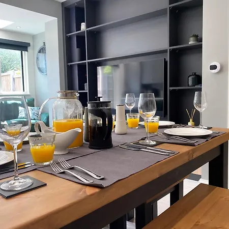 Superb Townhouse Near Vibrant Gloucester Road *