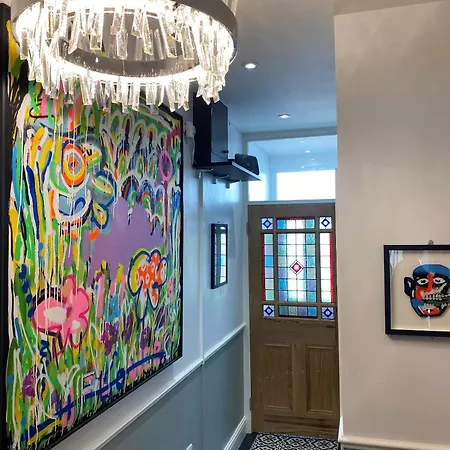 Будинок відпочинку Superb Townhouse Near Vibrant Gloucester Road Бристоль