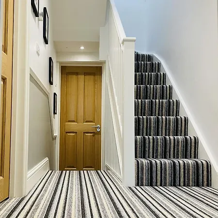 Superb Townhouse Near Vibrant Gloucester Road Будинок відпочинку Бристоль