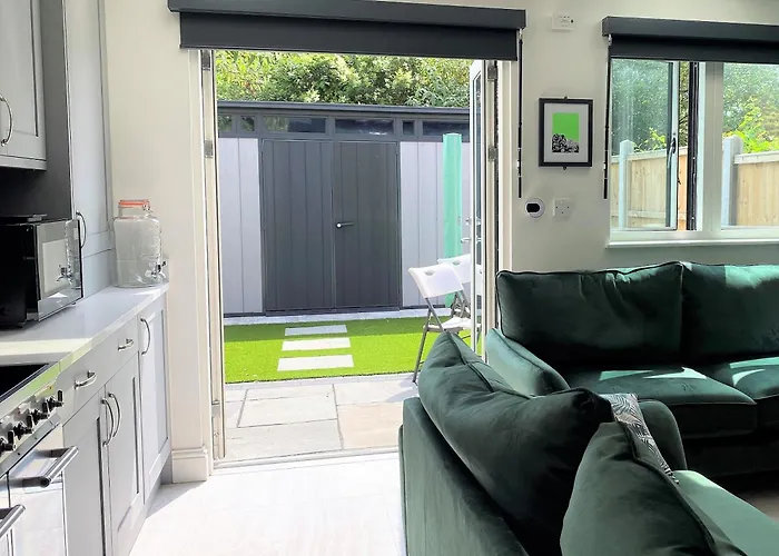 Nyaraló Superb Townhouse Near Vibrant Gloucester Road