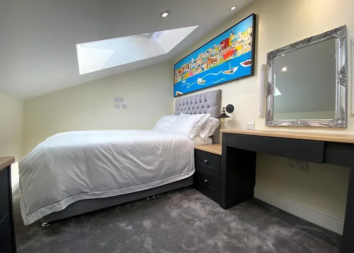 Nyaraló Superb Townhouse Near Vibrant Gloucester Road *