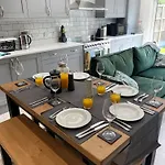 Superb Townhouse Near Vibrant Gloucester Road * Bristol