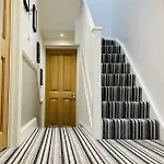 Superb Townhouse Near Vibrant Gloucester Road Сasa de vacaciones Bristol