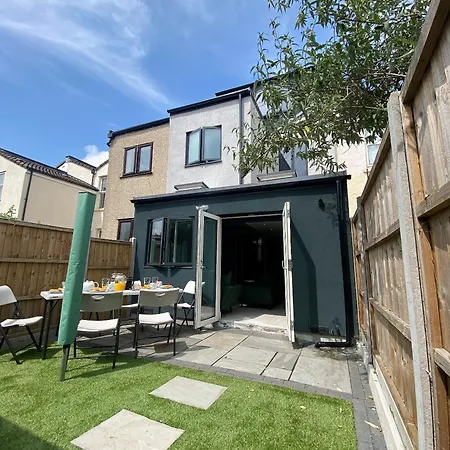 Superb Townhouse Near Vibrant Gloucester Road Сasa de vacaciones Bristol