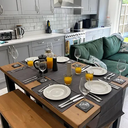 Superb Townhouse Near Vibrant Gloucester Road * ブリストル