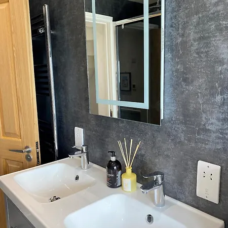 Superb Townhouse Near Vibrant Gloucester Road 別荘 *