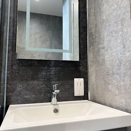 Superb Townhouse Near Vibrant Gloucester Road *