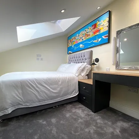 別荘 Superb Townhouse Near Vibrant Gloucester Road *
