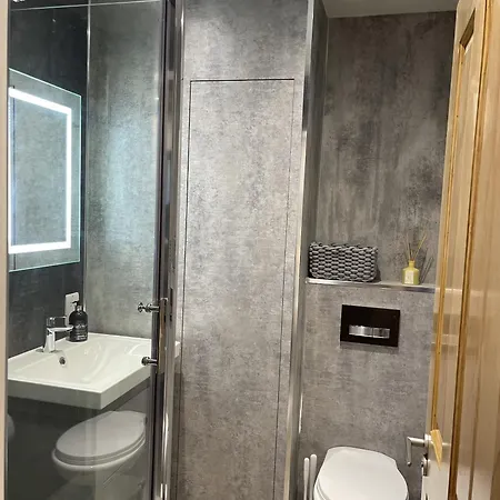 Superb Townhouse Near Vibrant Gloucester Road ブリストル
