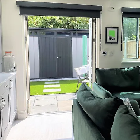 Casa de Férias Superb Townhouse Near Vibrant Gloucester Road